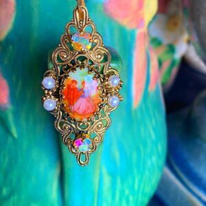 Lovely Porcelain Couple Cameo Necklace, in Antique Gold, Unsigned